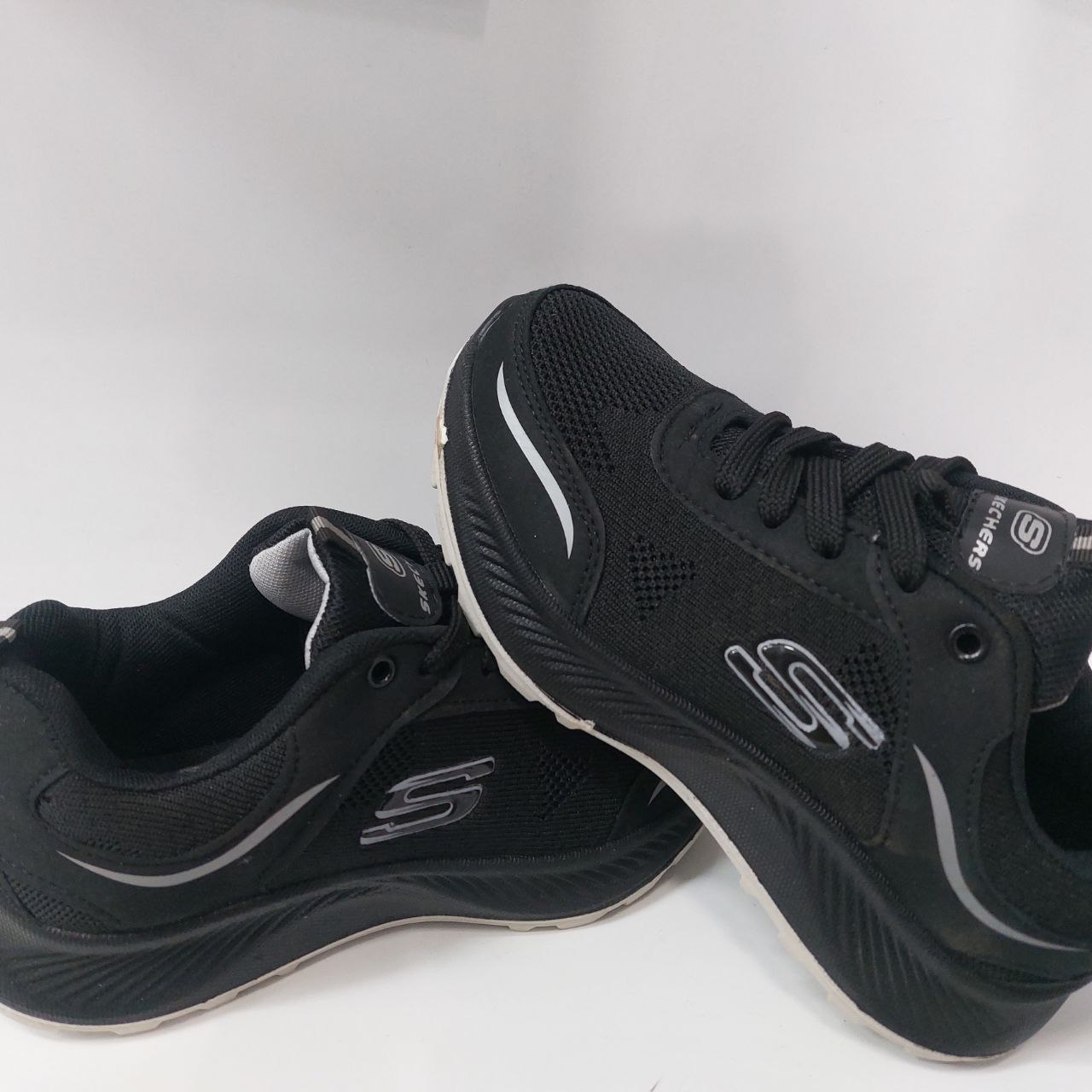 زنانه اسکیچرز مشکی طوسی